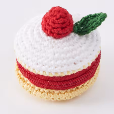 Tiny pouch crocheted with embroidery floss (Cake)